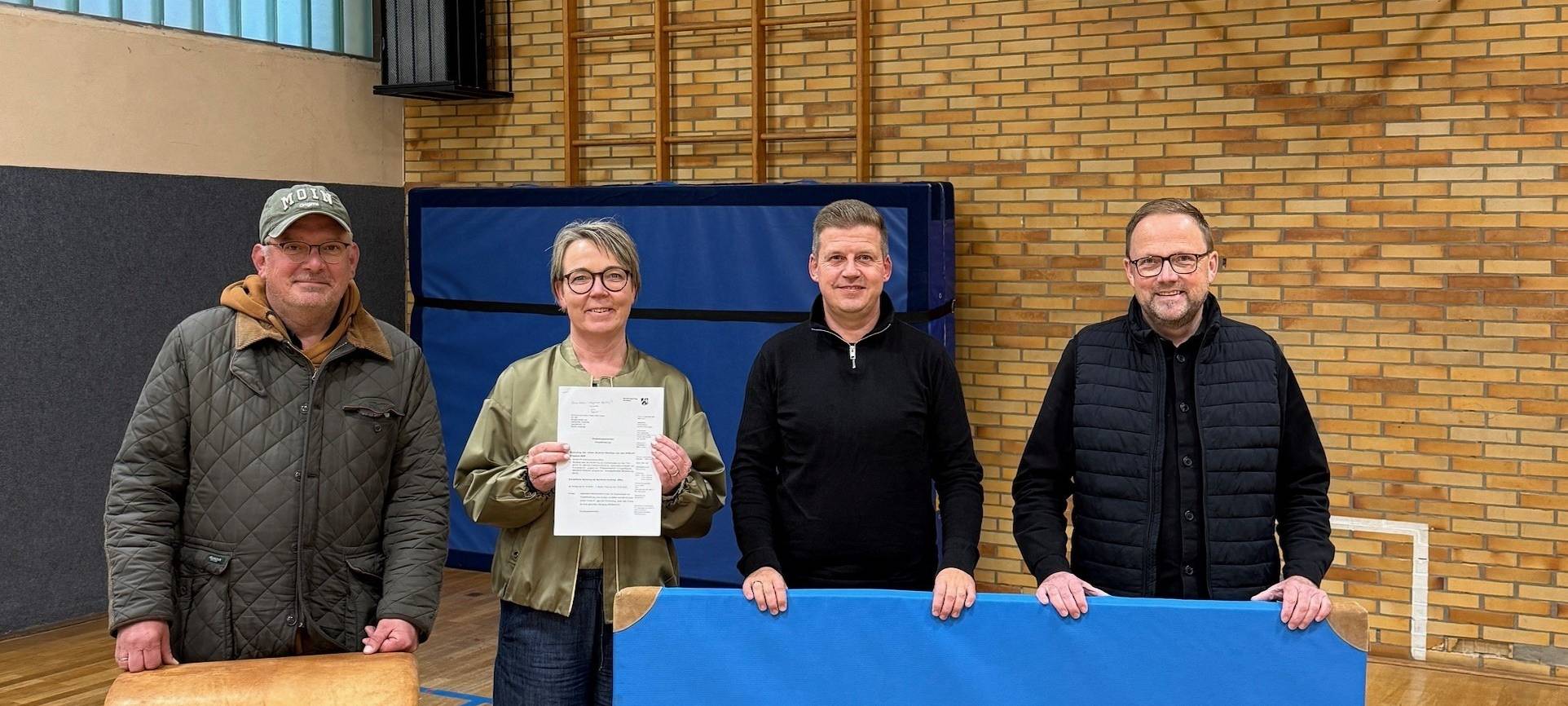 Freuen sich über den Förderbescheid: Stephan Feldewert, Barbara Hendriks, Ortsvorsteher Lars Besse, und Alfred Schmidt (v. l.)