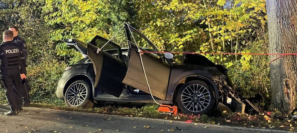 Schwerer Verkehrsunfall in Soest-Ruploh: Auto kracht gegen Baum
