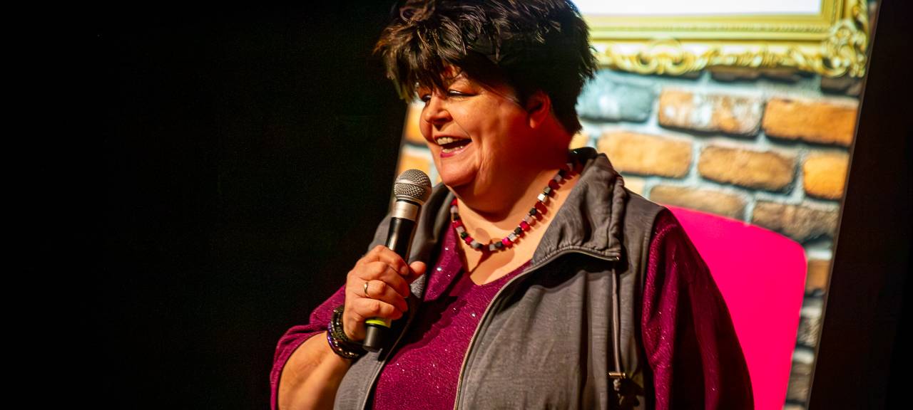 Das Comedy Camp 2025 startete in Unna in der Stadthalle. Auf der Bühne zu sehen: Ingrid Kühne.