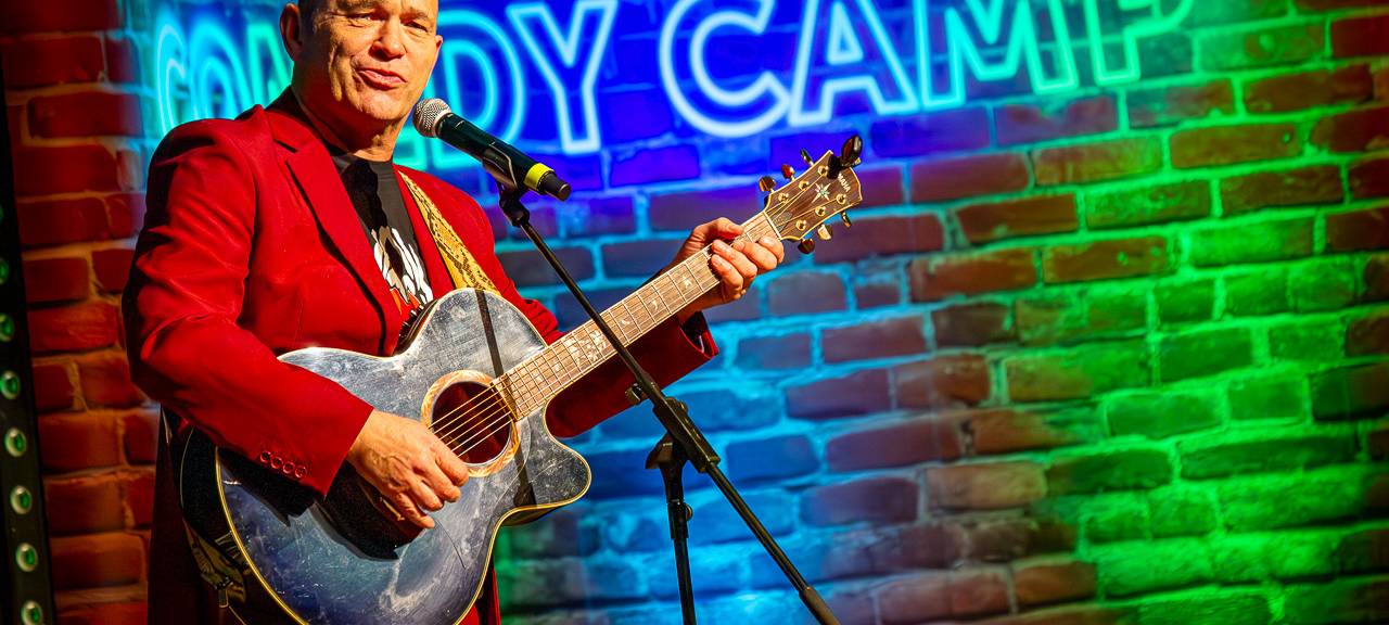 Das Comedy Camp 2025 startete in Unna in der Stadthalle. Auf der Bühne zu sehen: Heinz Gröning.