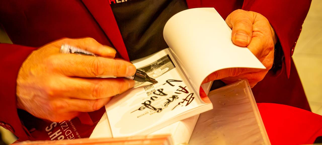 Das Comedy Camp 2025 startete in Unna in der Stadthalle. Hier zu sehen, wie ein Autogramm auf ein Stück Papier geschrieben wird.