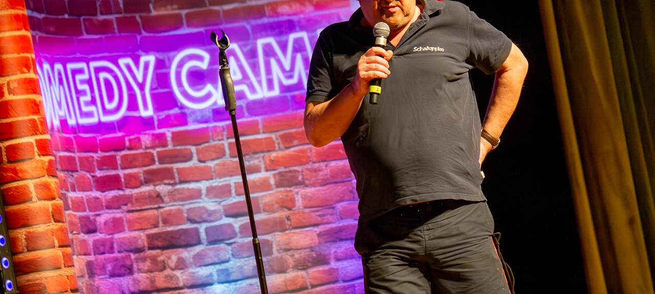 Das Comedy Camp 2025 war in Wuppertal in der Stadthalle. Hier ist Comedian Bademeister Schaluppke auf der Bühne zu sehen.
