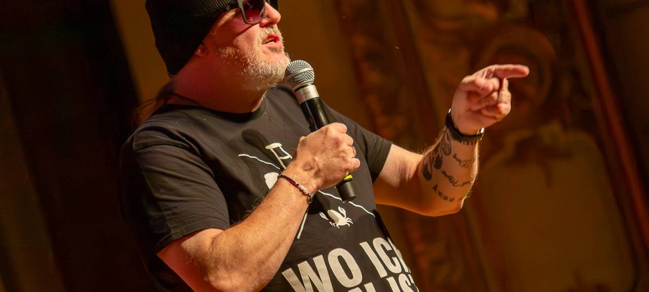 Das Comedy Camp 2025 war in Wuppertal in der Stadthalle. Hier ist Comedian Markus Krebs auf der Bühne zu sehen.