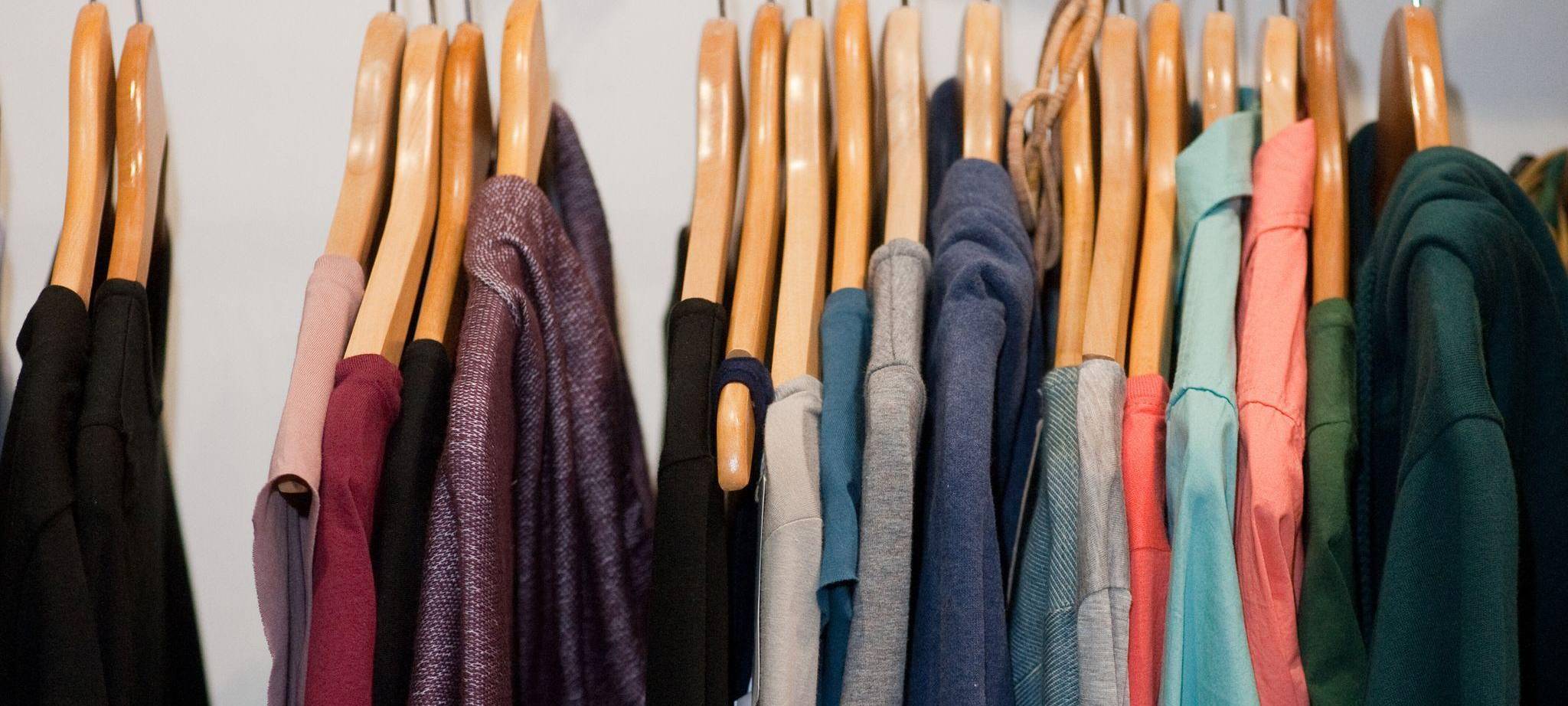 Vegane Kleidung auf Kleiderbügeln