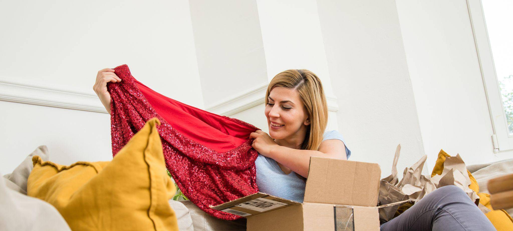 Eine Frau packt Klamotten aus