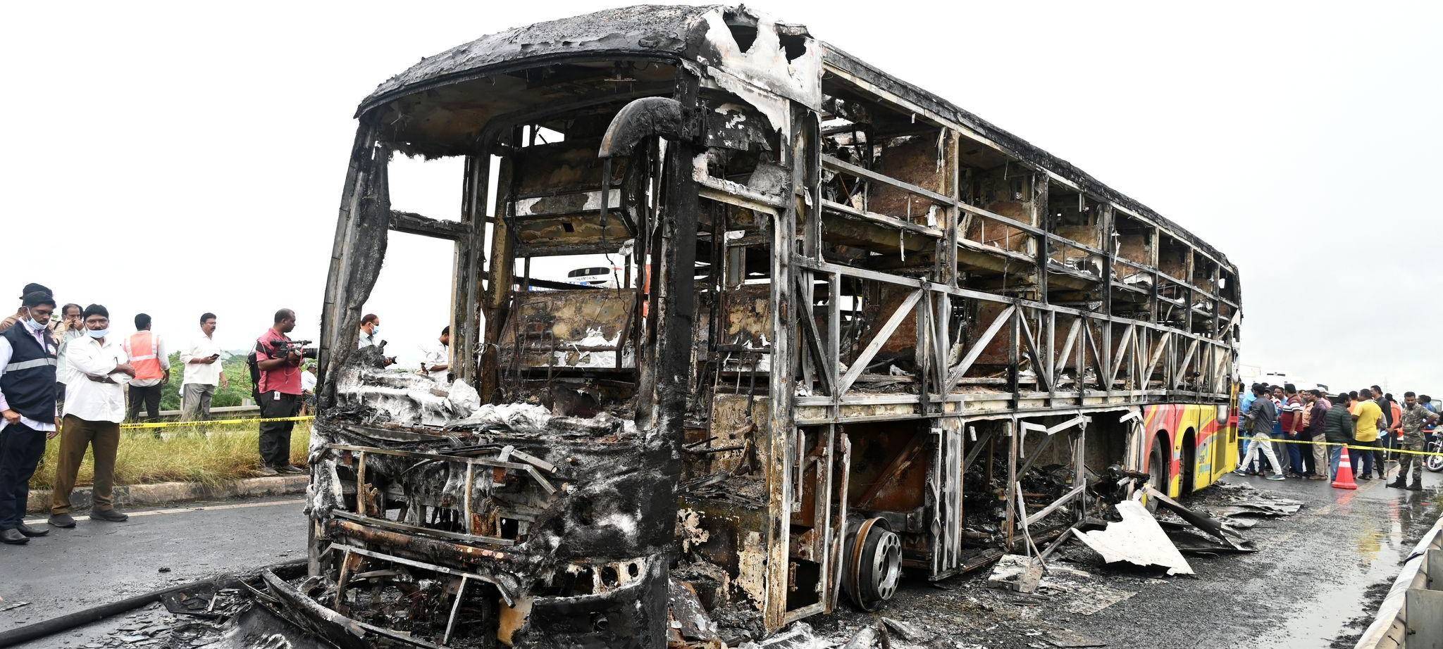 Mindestens 20 Tote nach Busunfall in Indien