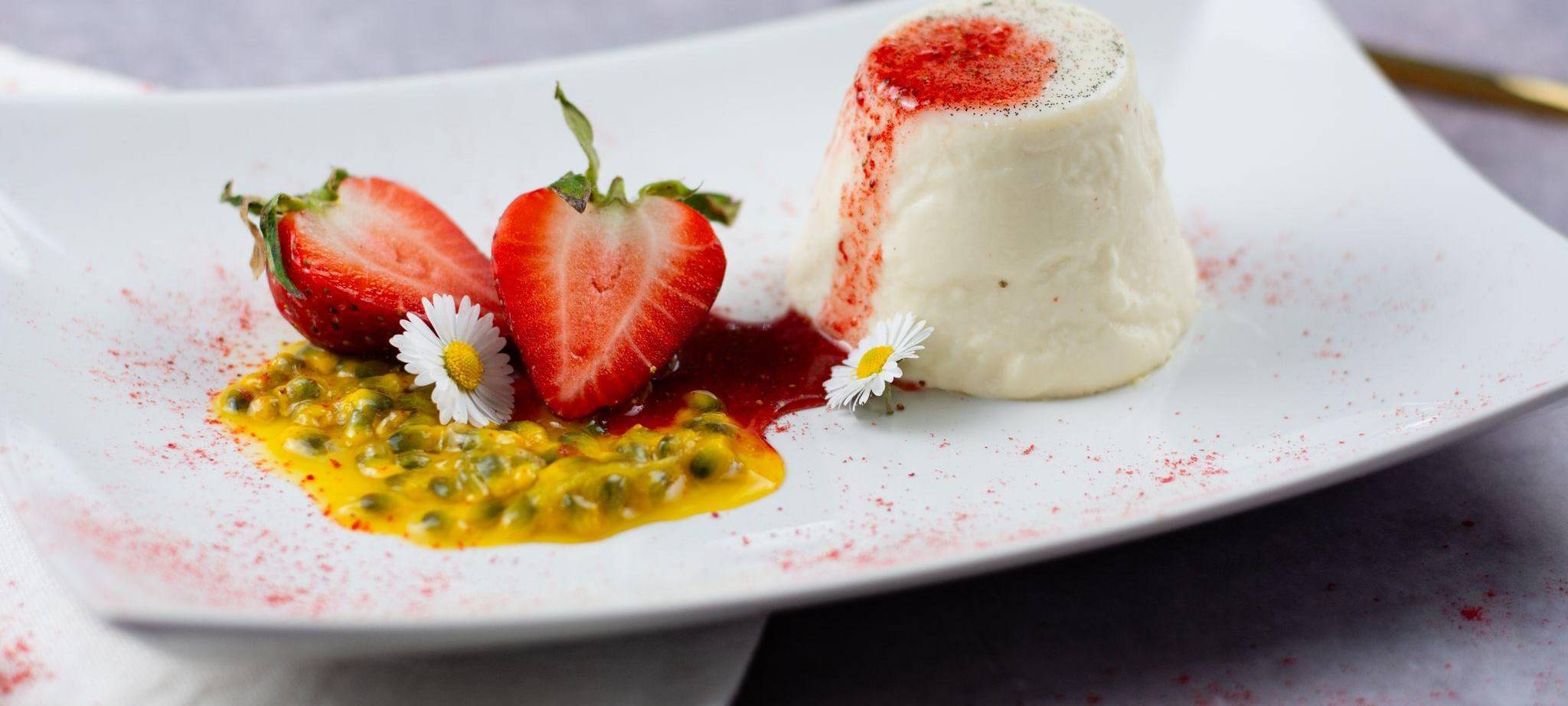 Panna Cotta mit Erdbeeren und Maracuja