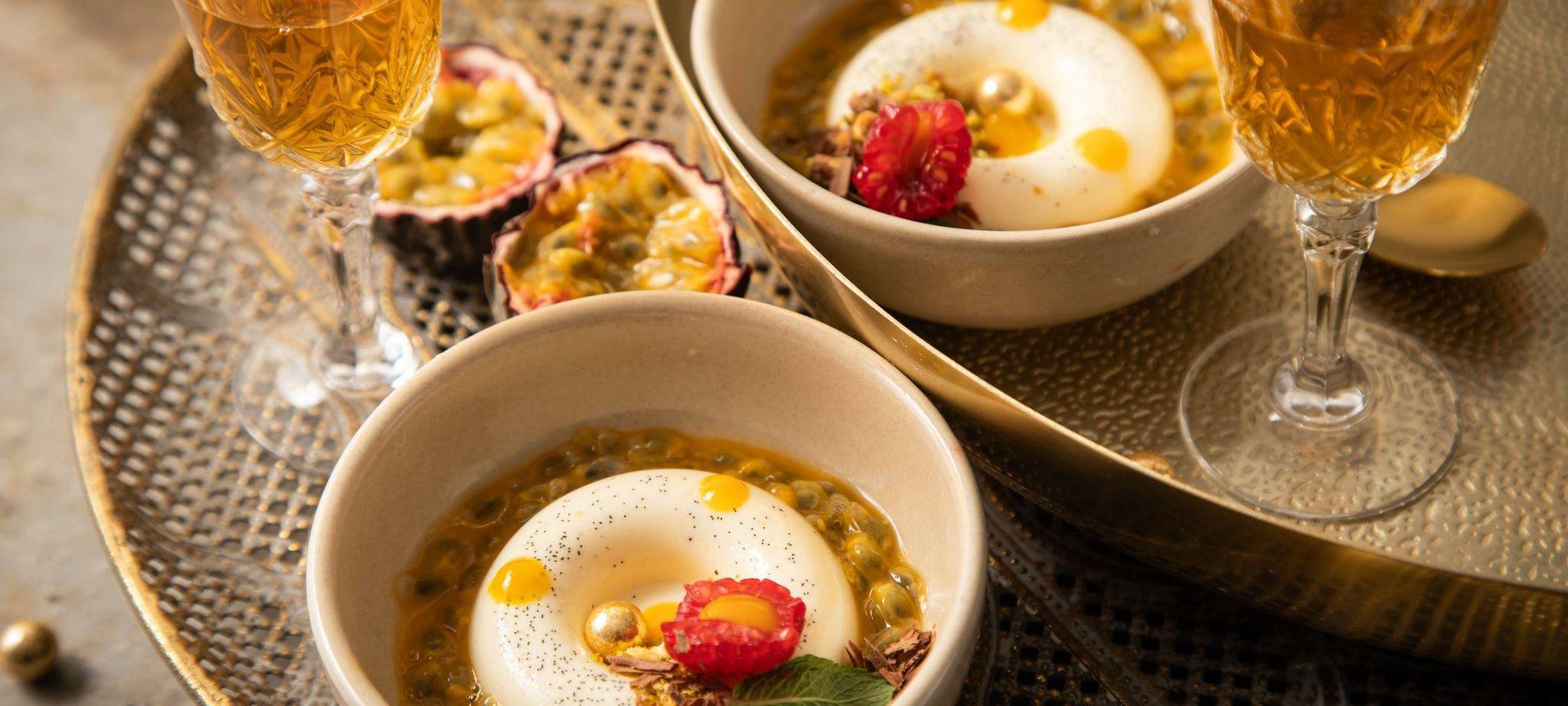 Panna Cotta in Savarin-Form, Passionsfrucht, Himbeere, Mangotupfe