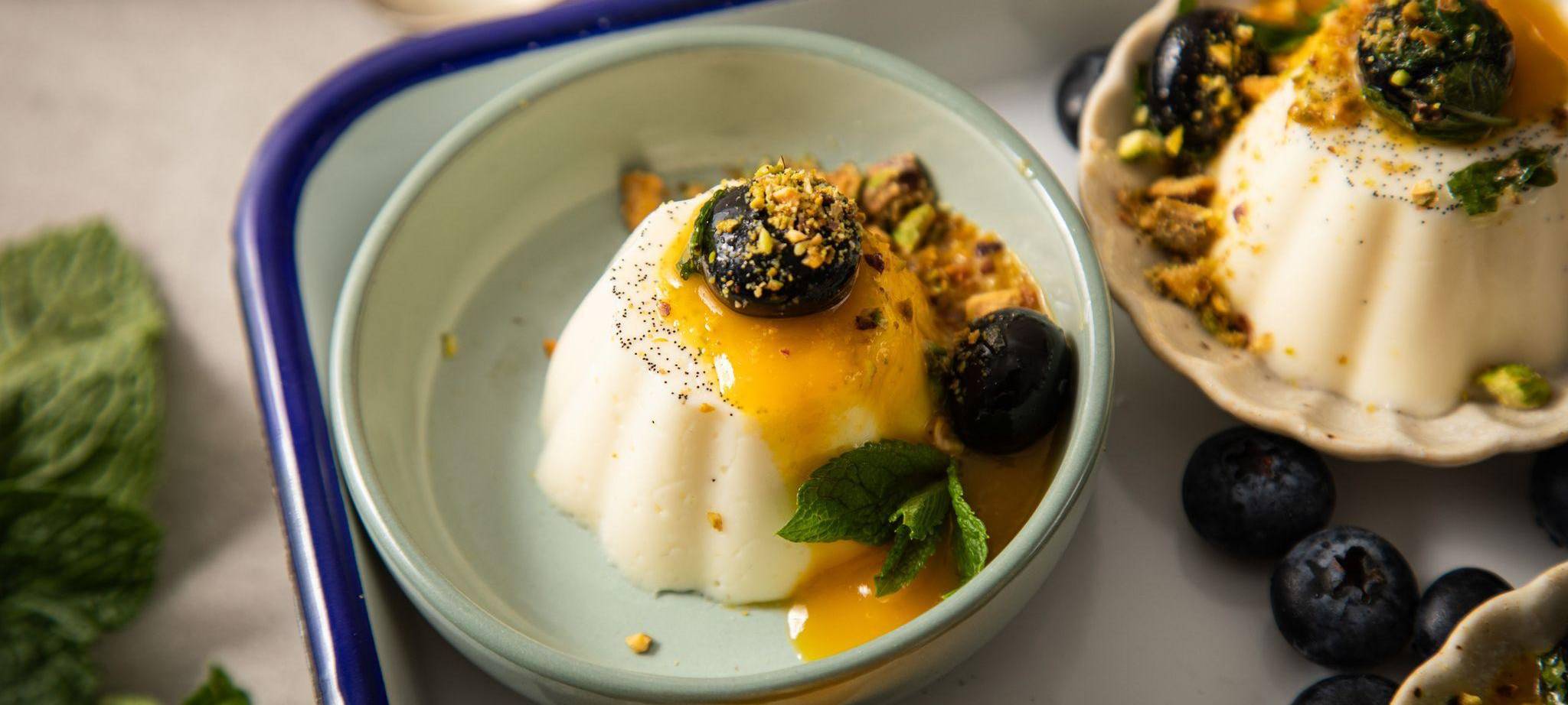 Vanille Panna Cotto mit Mangosoße, Blaubeeren, Minze, Pistazien