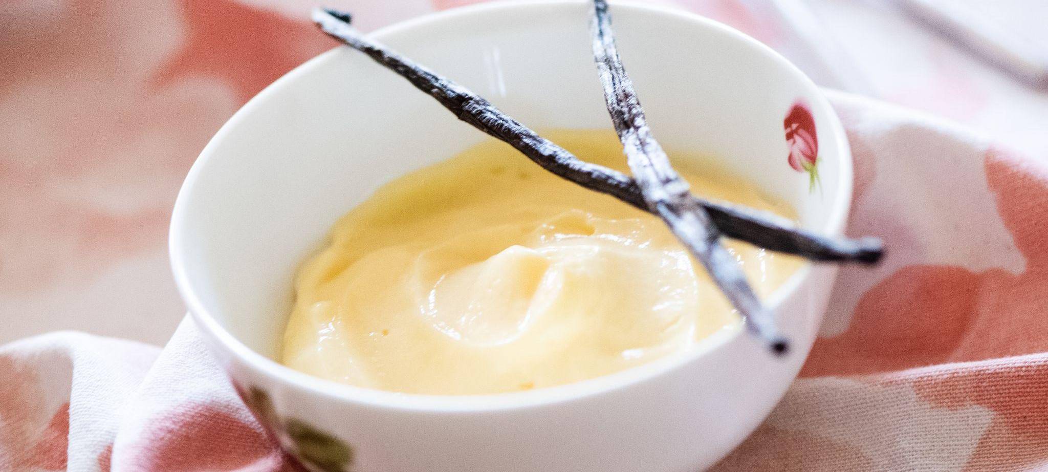 Vanillepudding in einer Schale