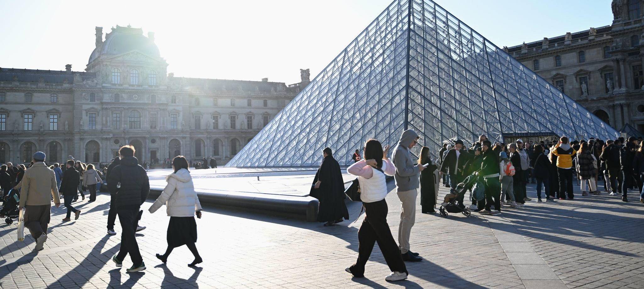 Nach Raubüberfall auf Louvre in Paris