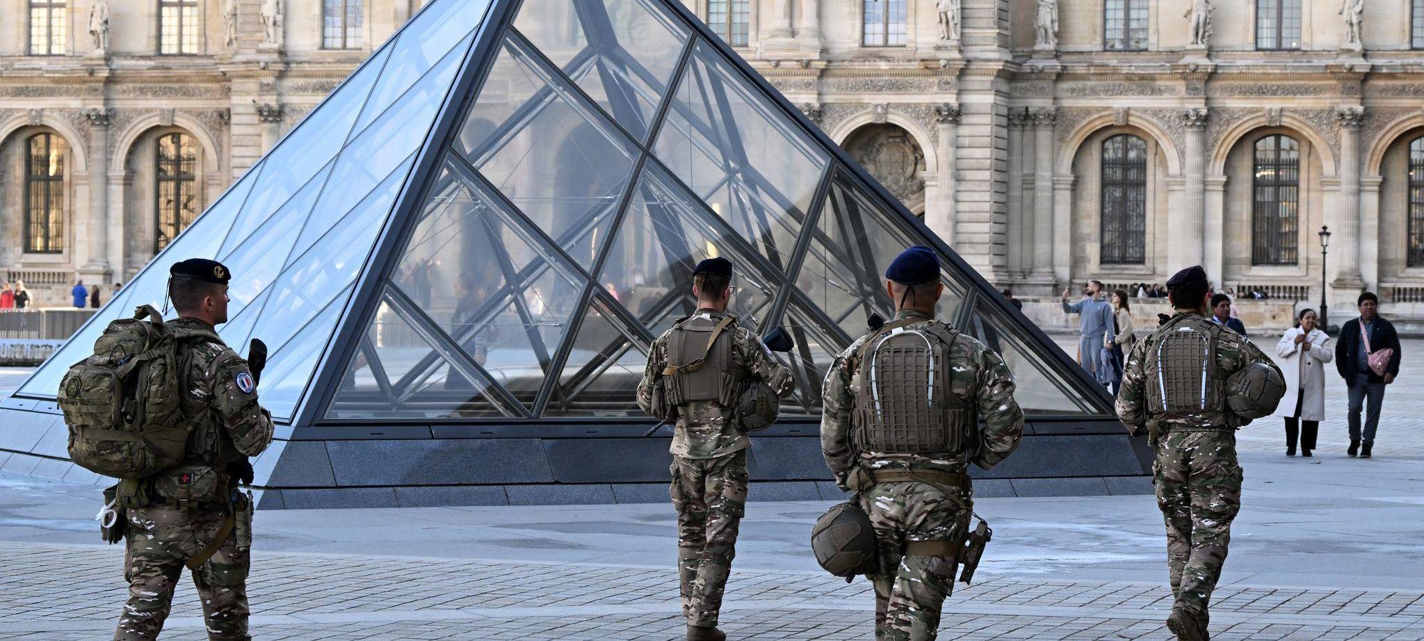 Nach Raubüberfall auf Louvre in Paris