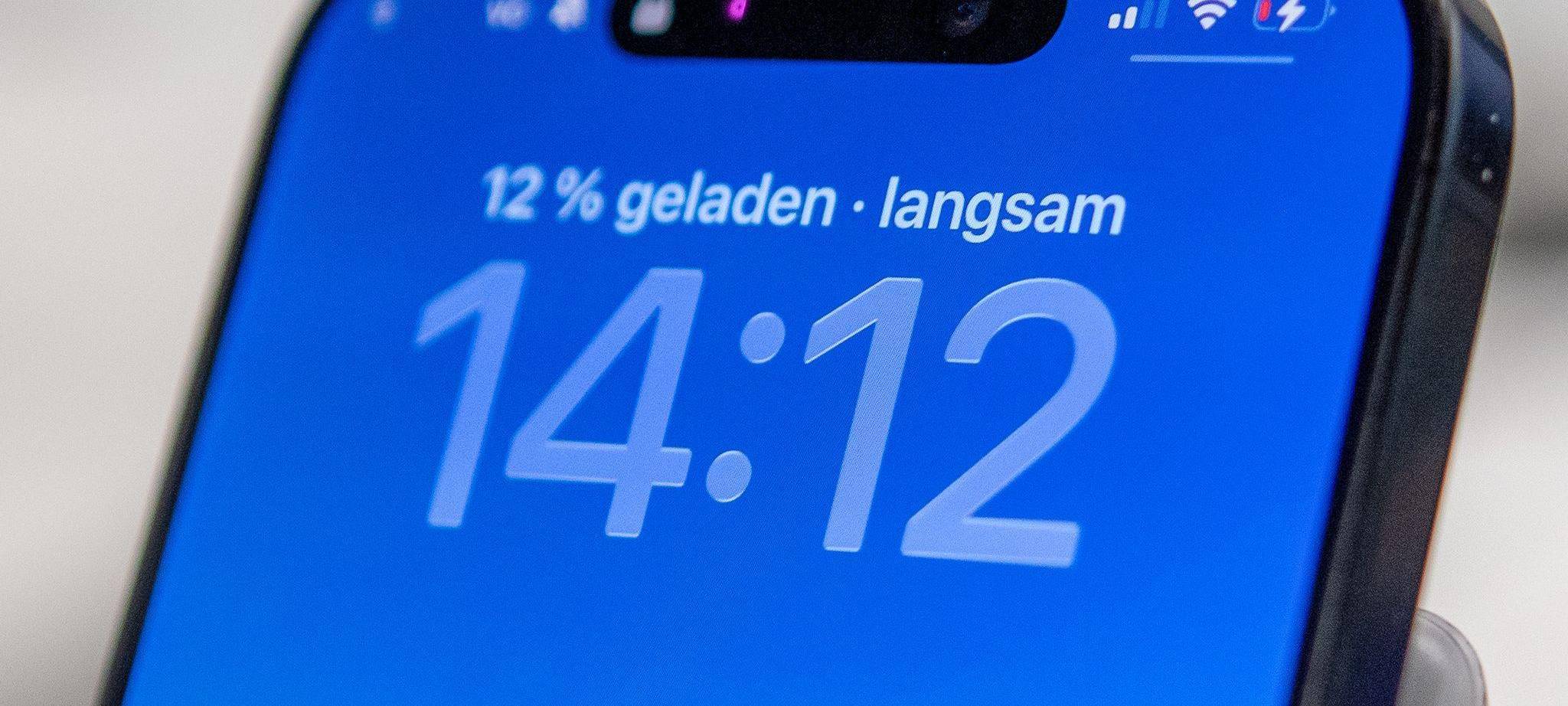 Ein iPhone zeigt langsames Laden an