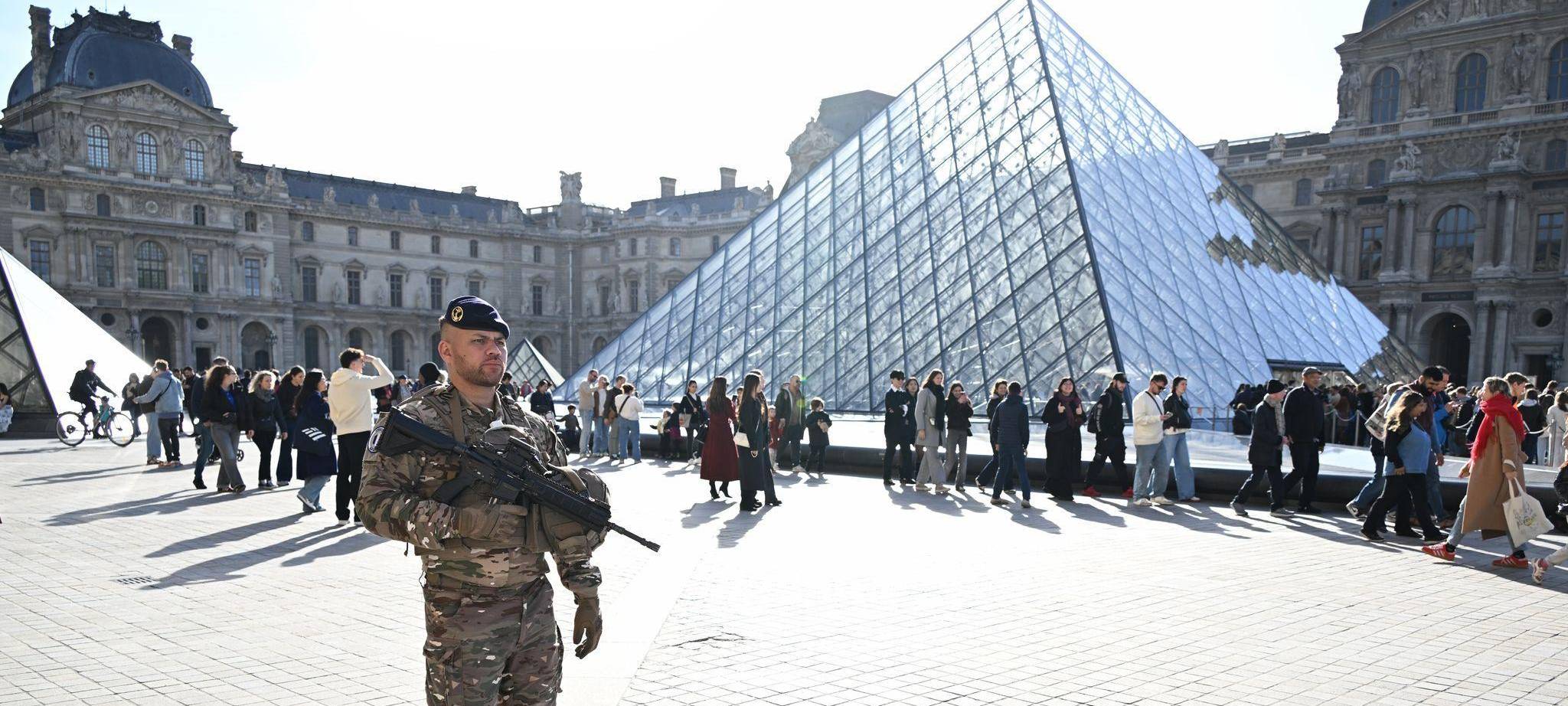 Nach Raubüberfall auf Louvre in Paris