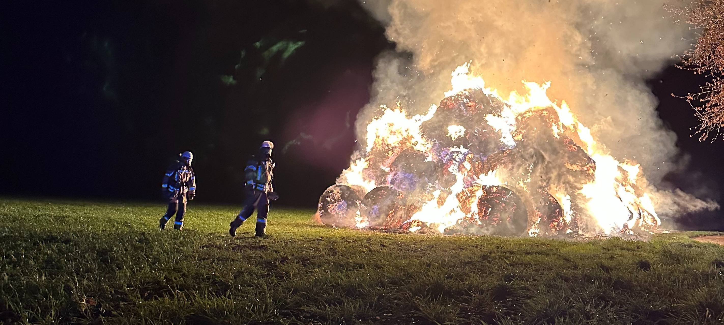 Brand in Anröchte: 270 Strohballen in Flammen