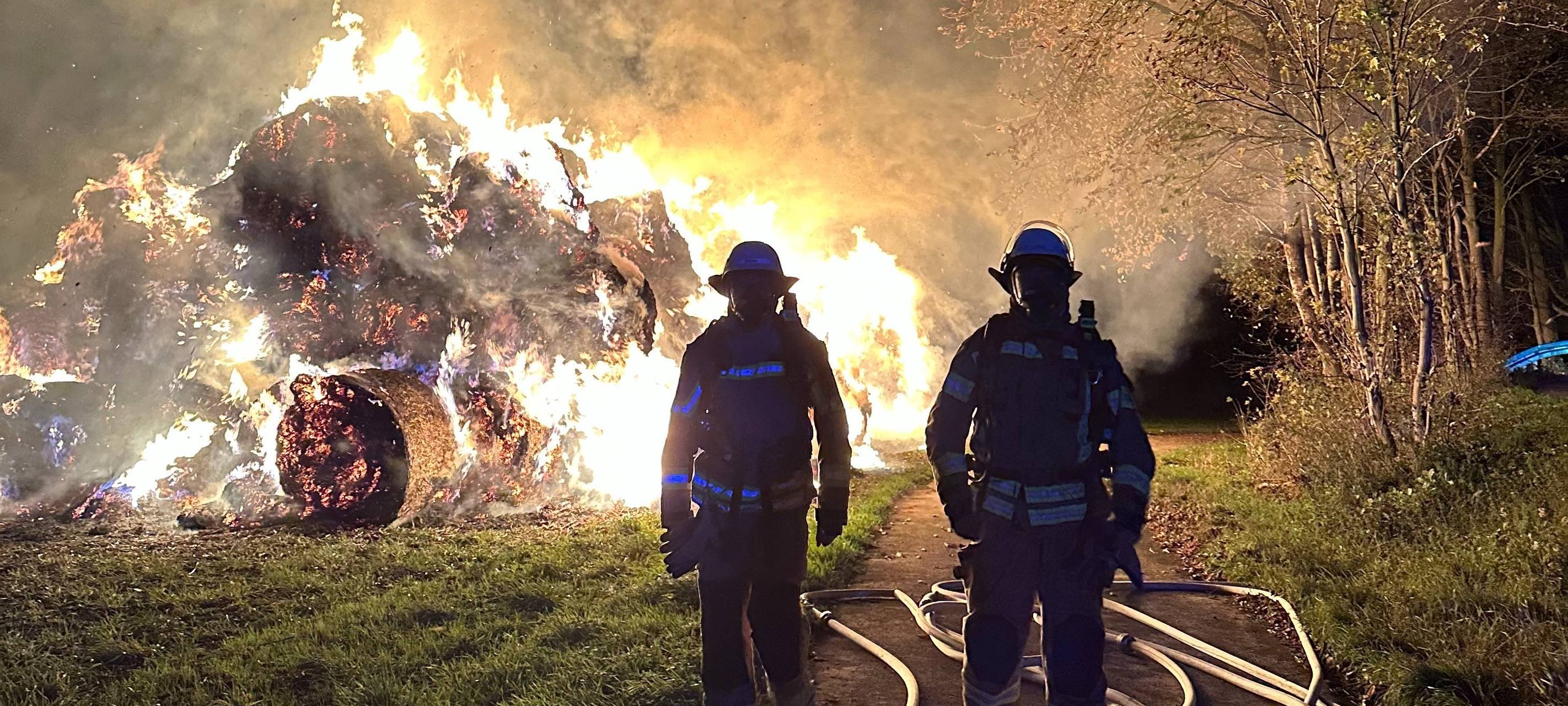 Brand in Anröchte: 270 Strohballen in Flammen