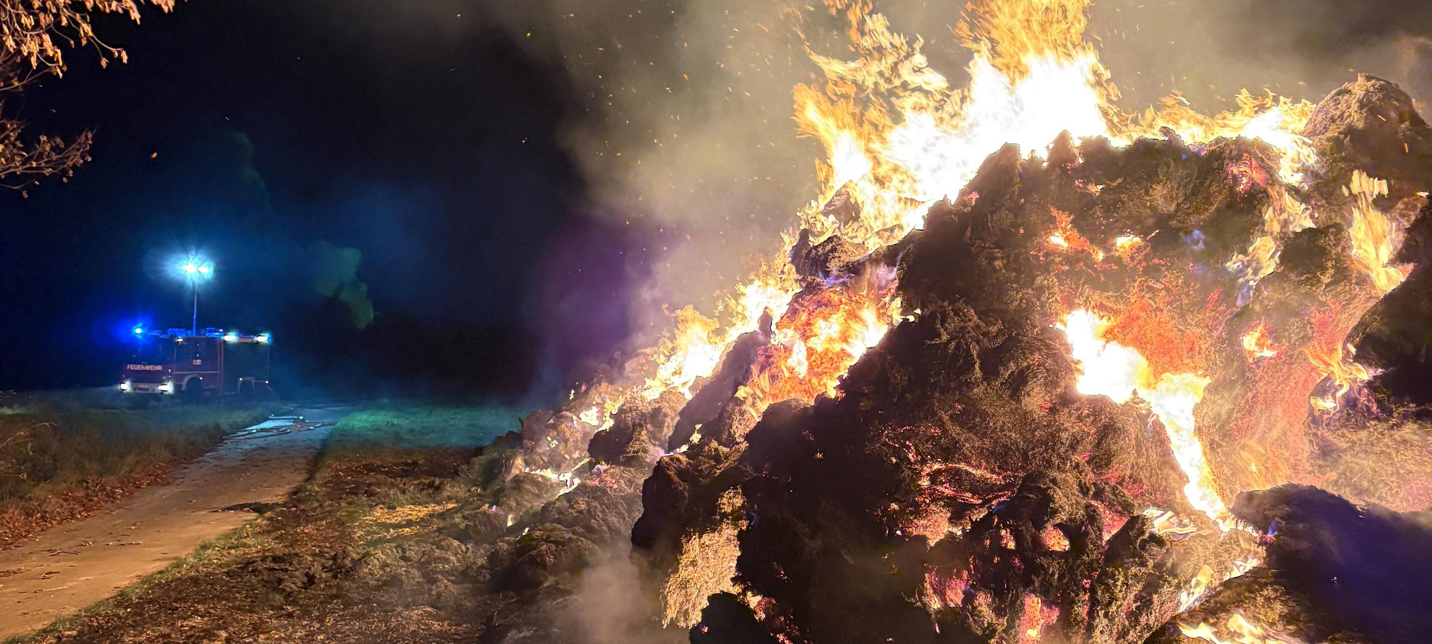 Brand in Anröchte: 270 Strohballen in Flammen