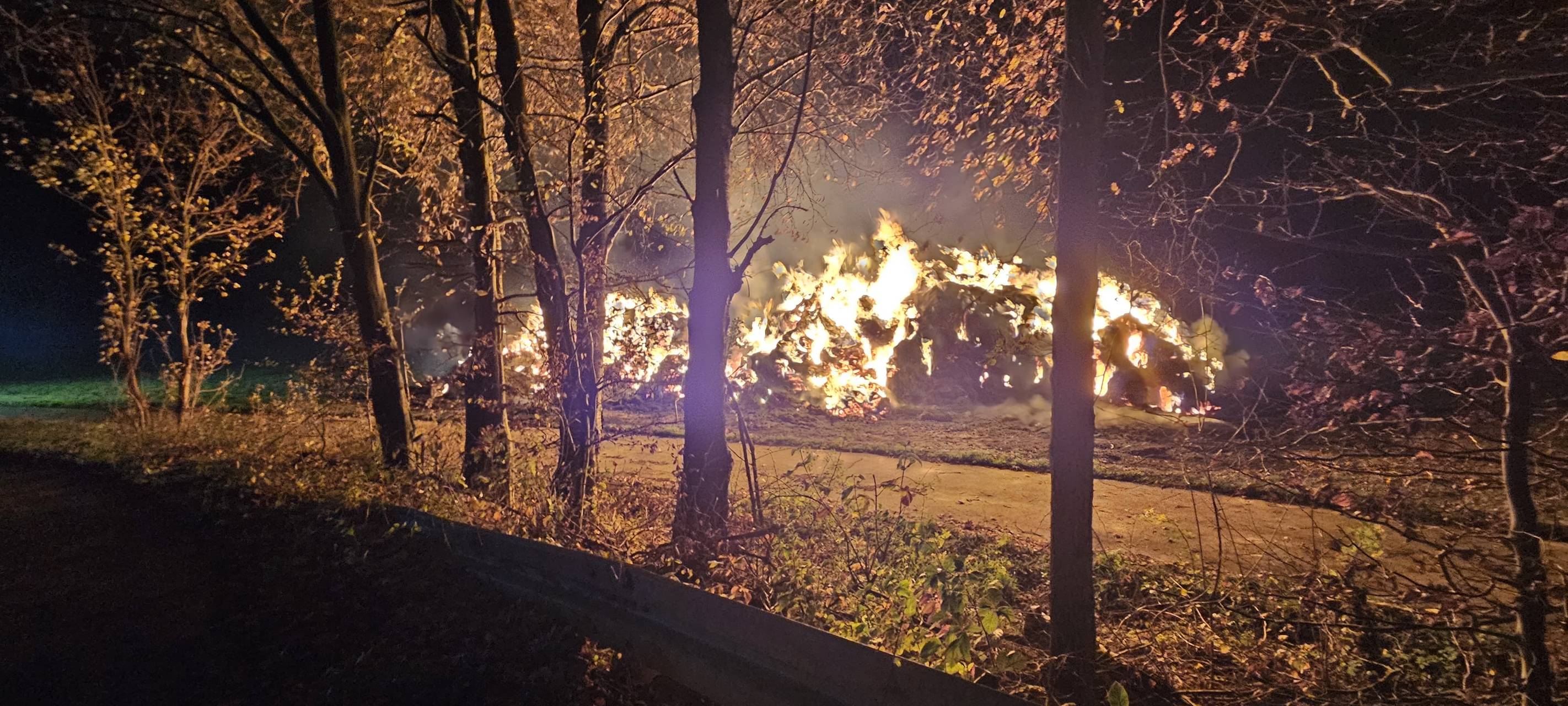 Brand in Anröchte: 270 Strohballen in Flammen