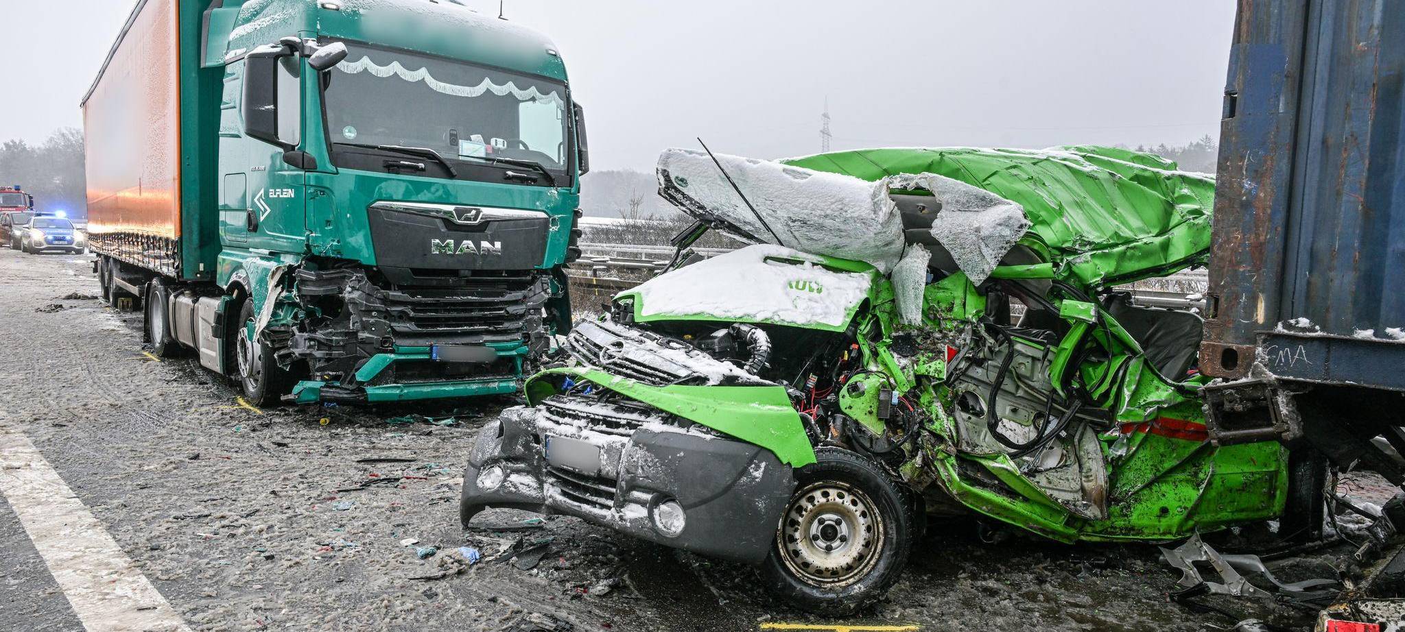 Mindestens drei Menschen sterben auf glatter Autobahn