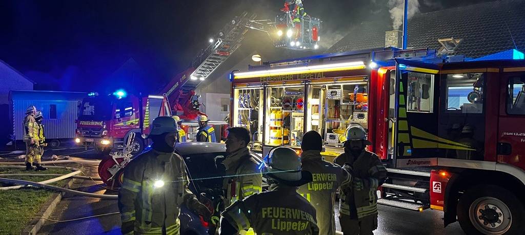 Feuerwehr löscht zwei Wohnhausbrände in Lippetal