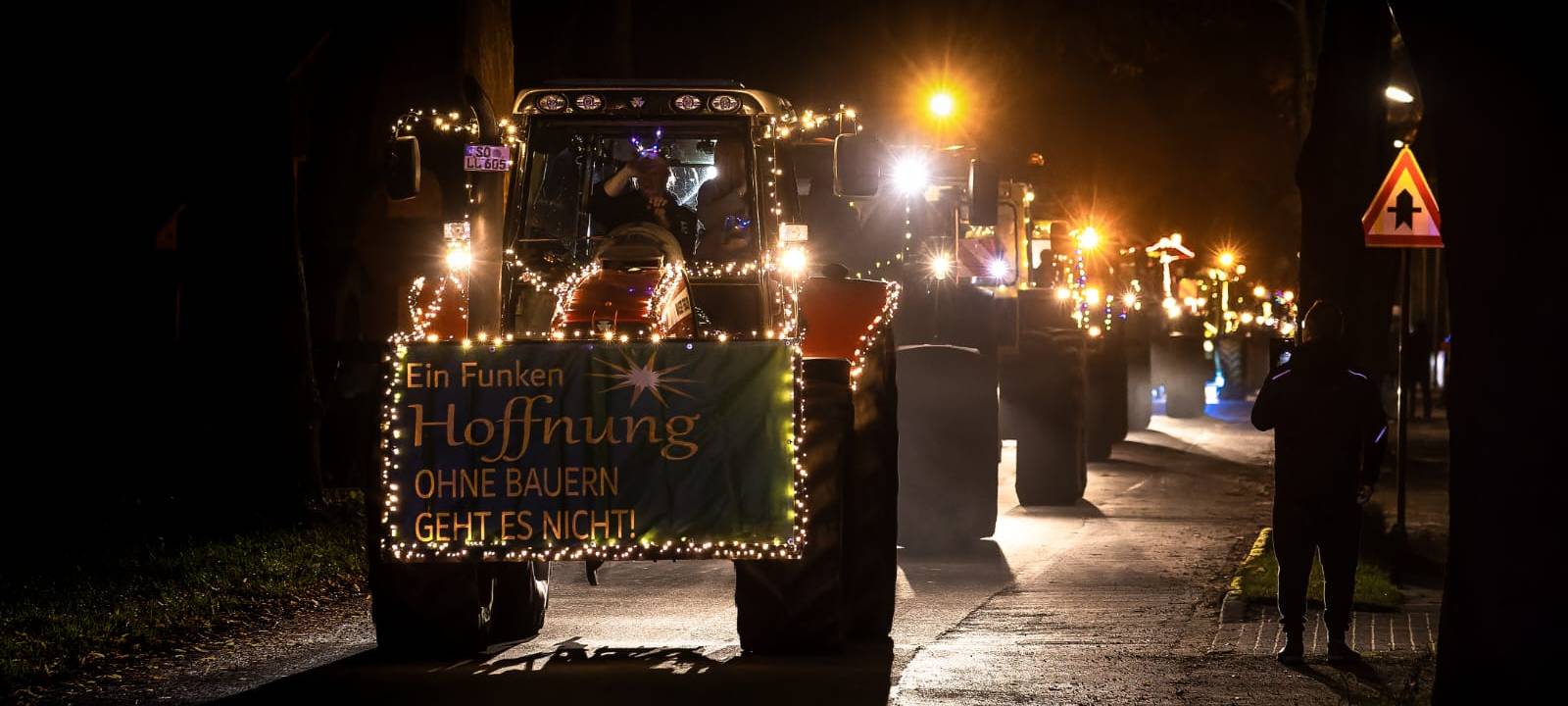 Beleuchtete Trecker fahren auch dieses Jahr wieder durch den Kreis Soest.