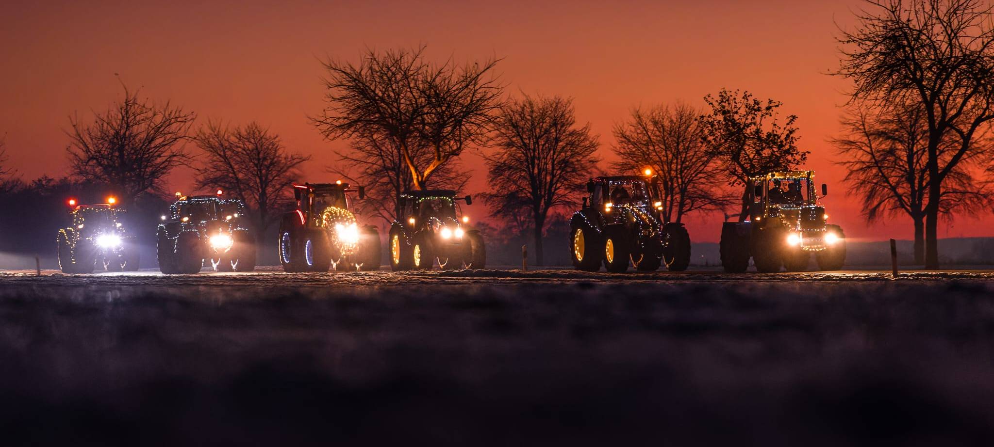 Beleuchtete Trecker fahren auch dieses Jahr wieder durch den Kreis Soest.