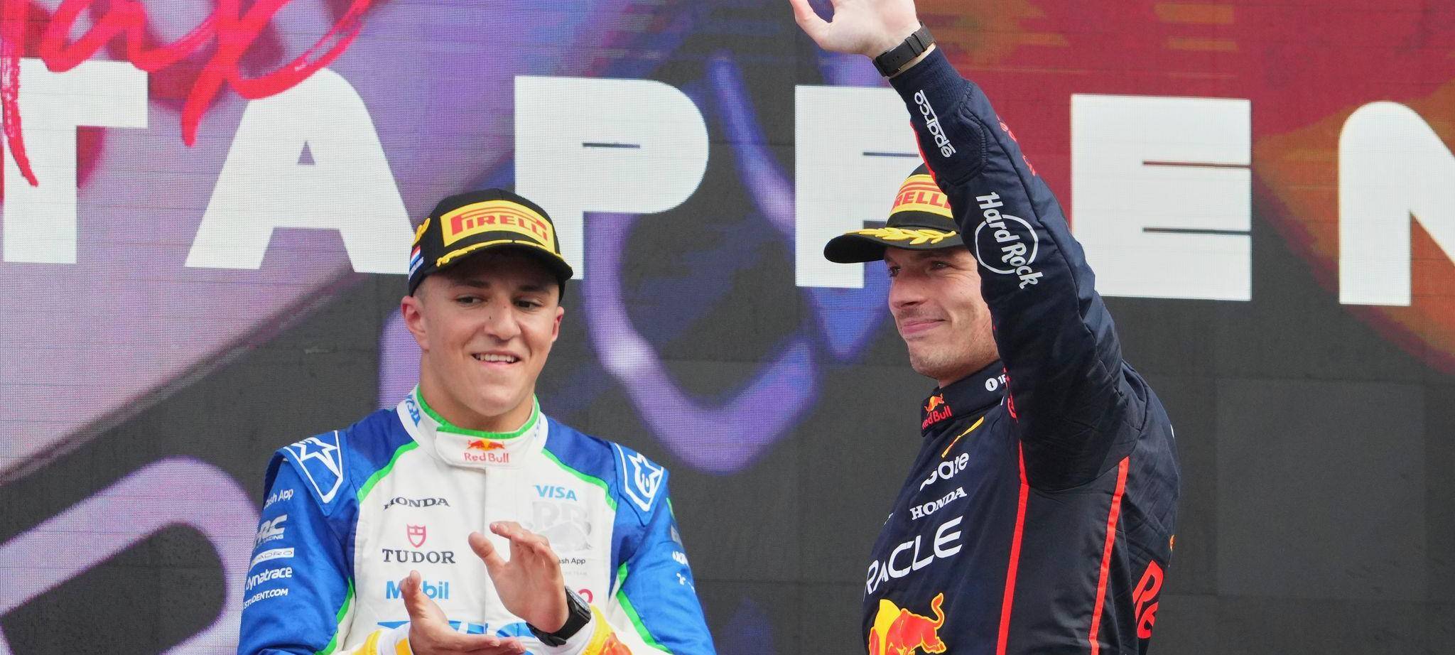 Isack Hadjar (l) und Max Verstappen