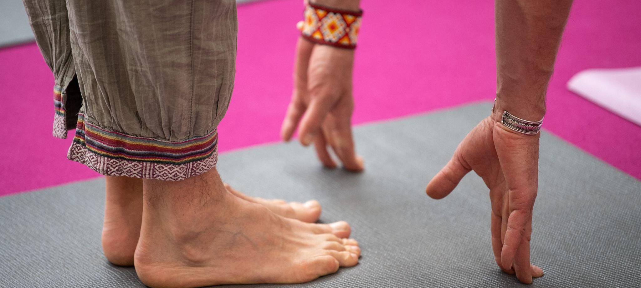 Ein Mann macht auf der Yogamesse eine Übung