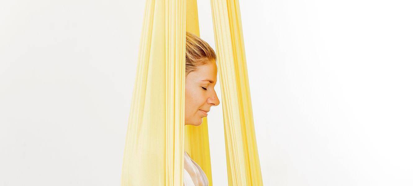 Eine Frau beim Aerial Yoga