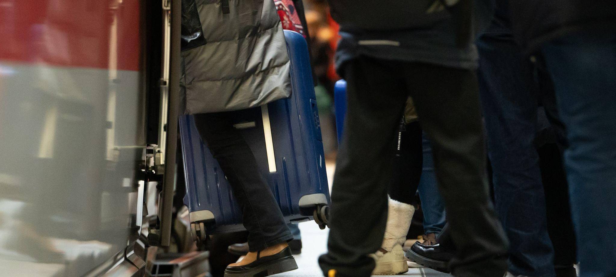 Reiseverkehr zu Beginn der Weihnachtsferien in Berlin