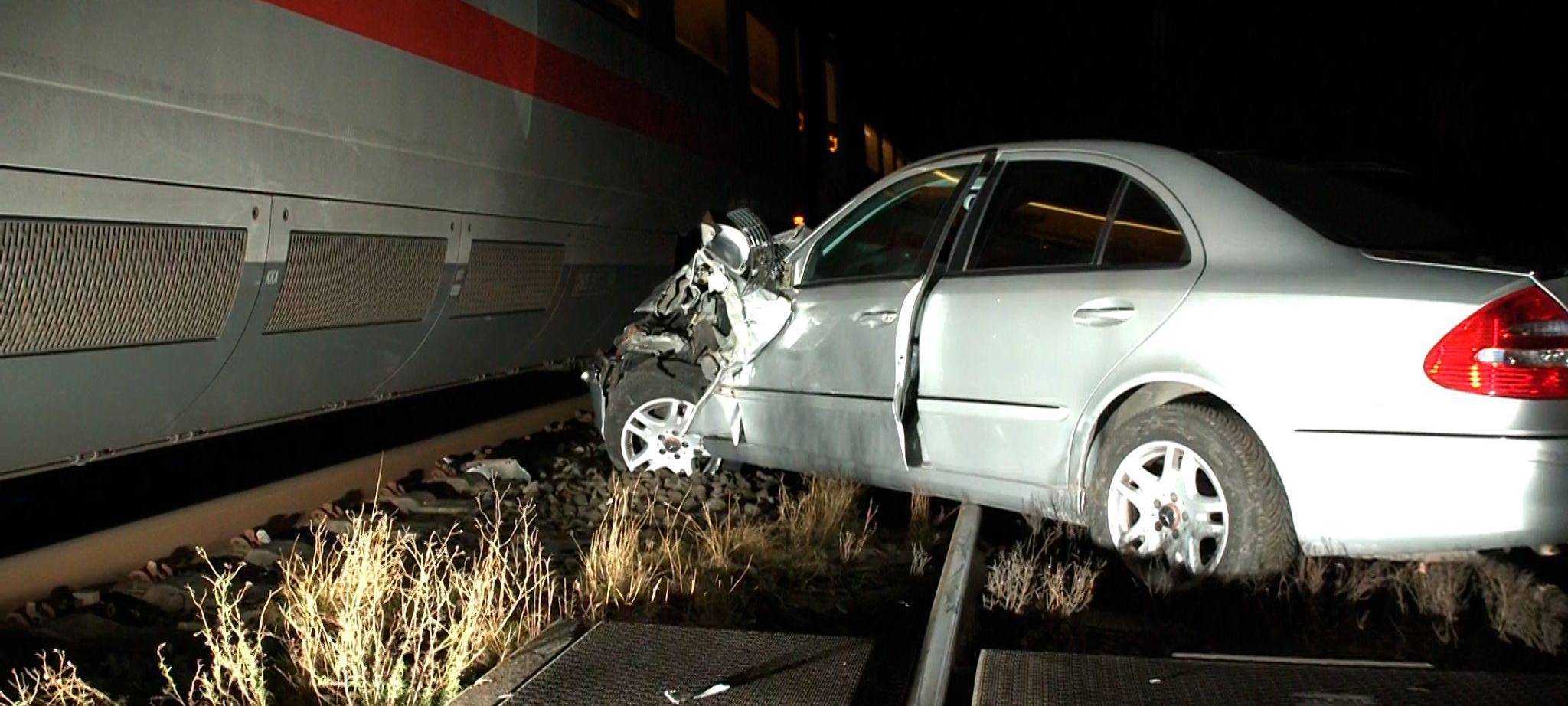 Auto auf Bahnübergang von ICE erfasst