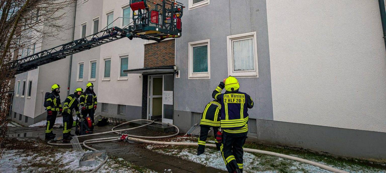 Flammen schlagen aus Küchenfenster in Warstein-Belecke