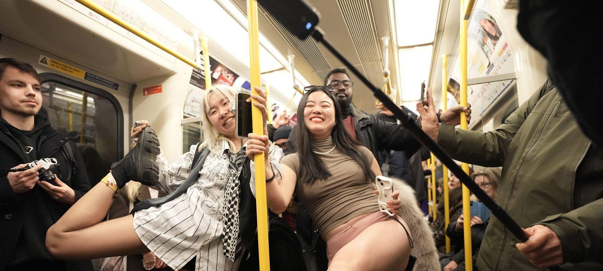 «No Trousers Tube Ride»: Ohne Hose in U-Bahnen in London