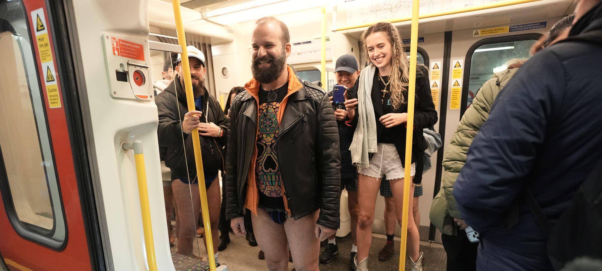 «No Trousers Tube Ride»: Ohne Hose in U-Bahnen in London
