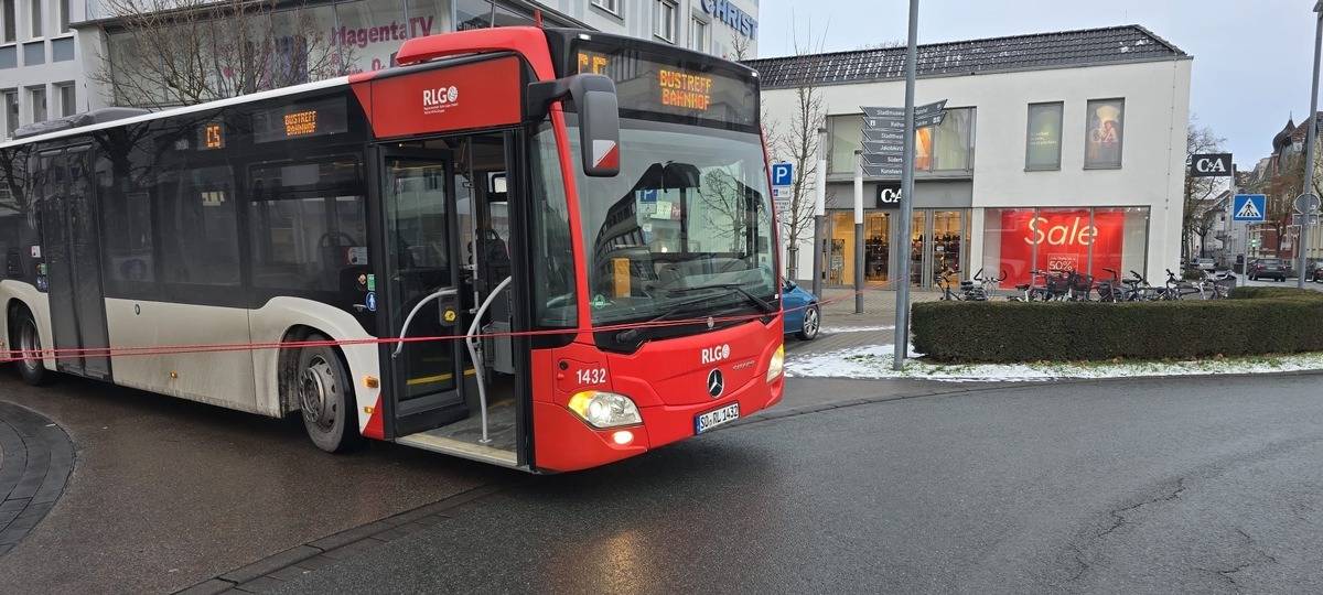 Seil über Straße gespannt – Bus gerät in Gefahr