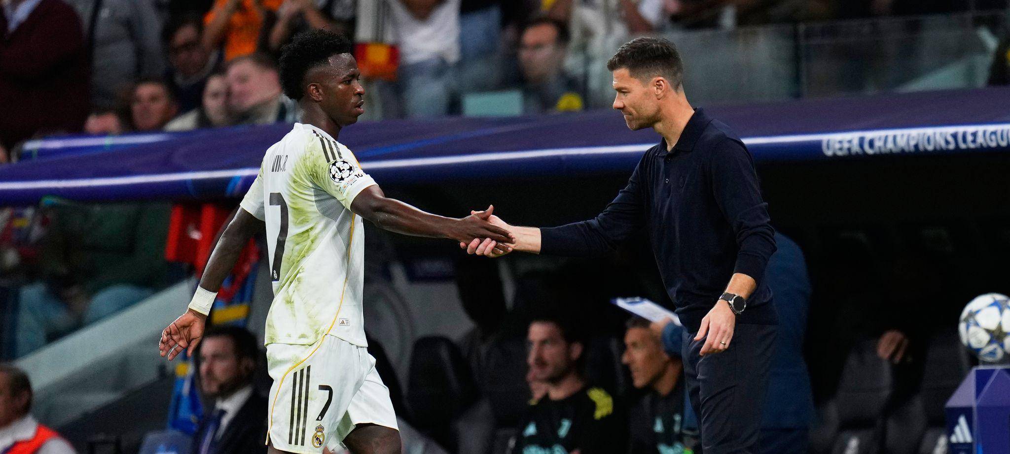 Vinicius Junior und Xabi Alonso