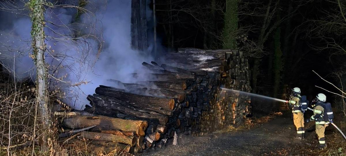 Lippstadt: Holzstapel brennt bei Hellinghausen