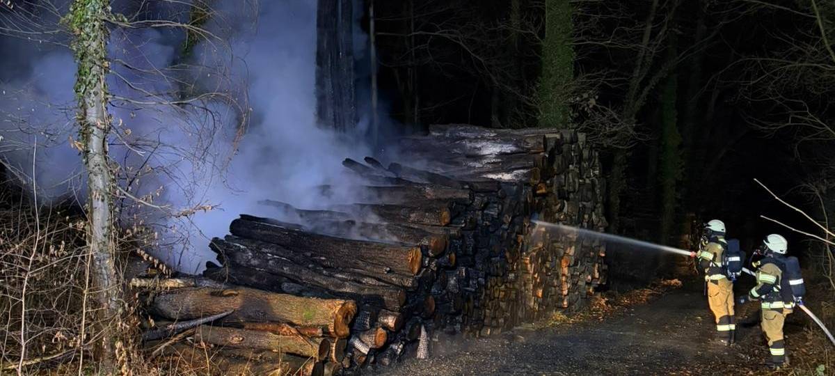 Lippstadt: Holzstapel brennt bei Hellinghausen