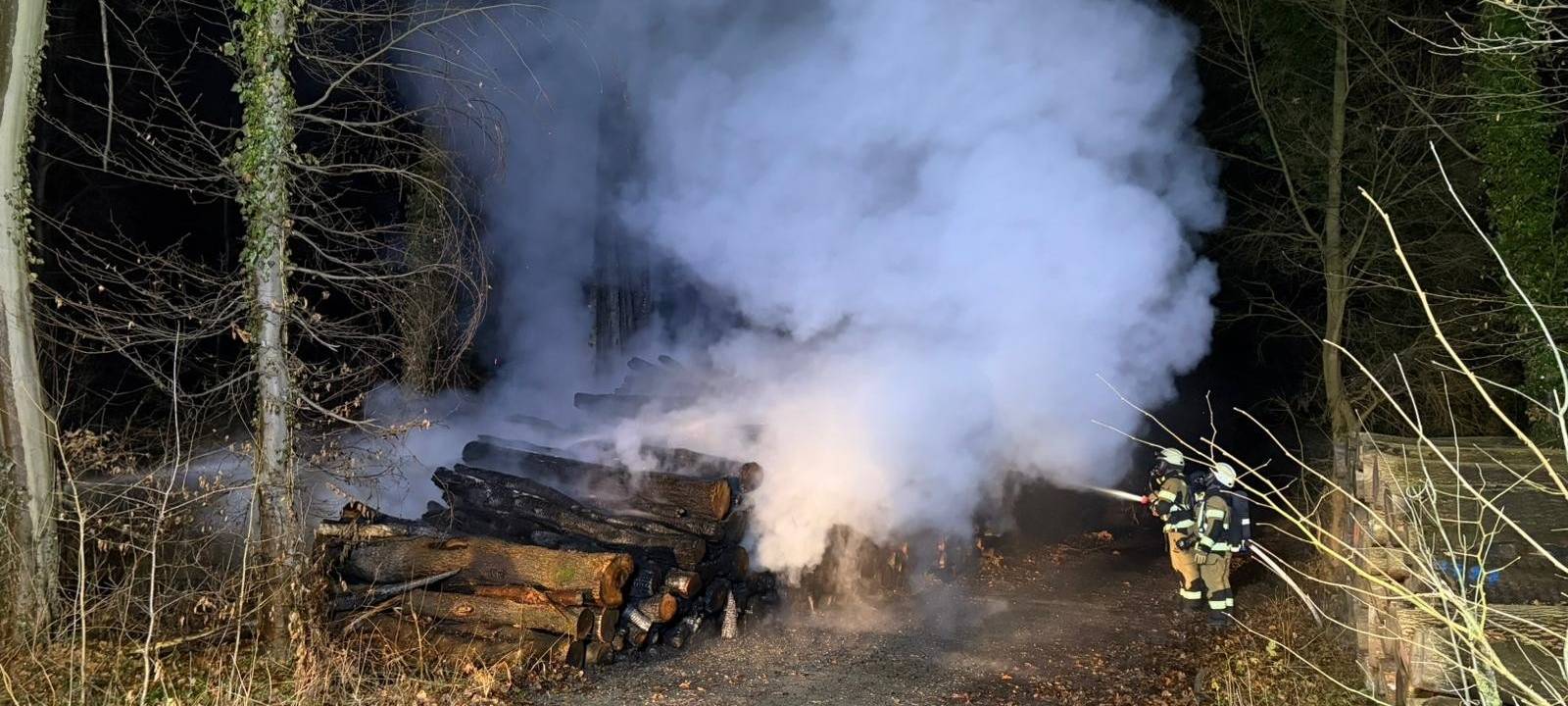 Lippstadt: Holzstapel brennt bei Hellinghausen