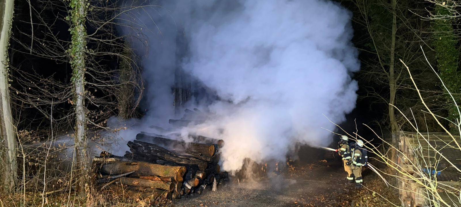 Lippstadt: Holzstapel brennt bei Hellinghausen