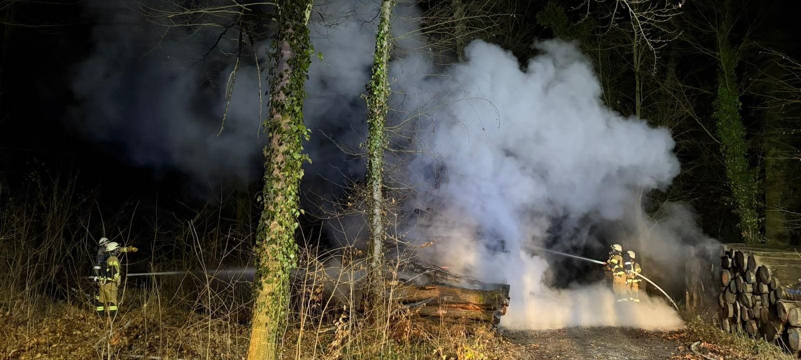Lippstadt: Holzstapel brennt bei Hellinghausen