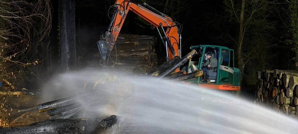 Lippstadt: Holzstapel brennt bei Hellinghausen