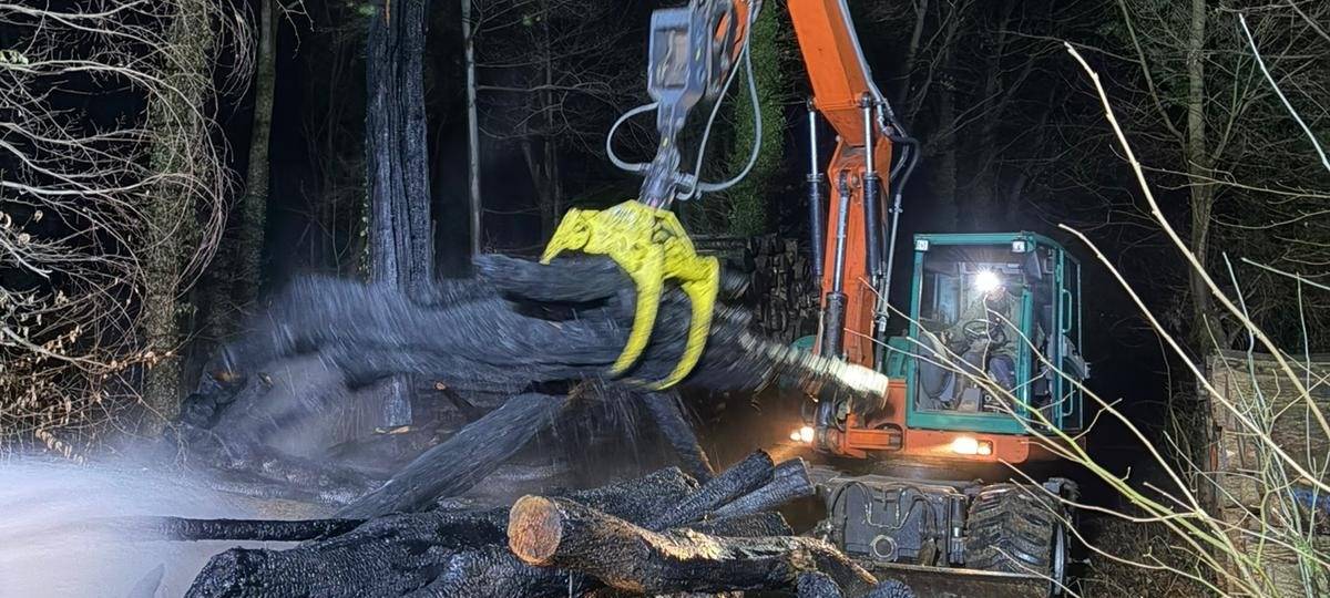 Lippstadt: Holzstapel brennt bei Hellinghausen