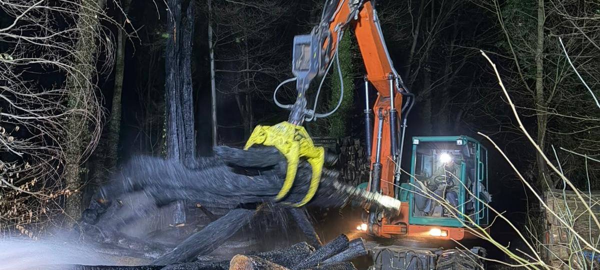 Lippstadt: Holzstapel brennt bei Hellinghausen