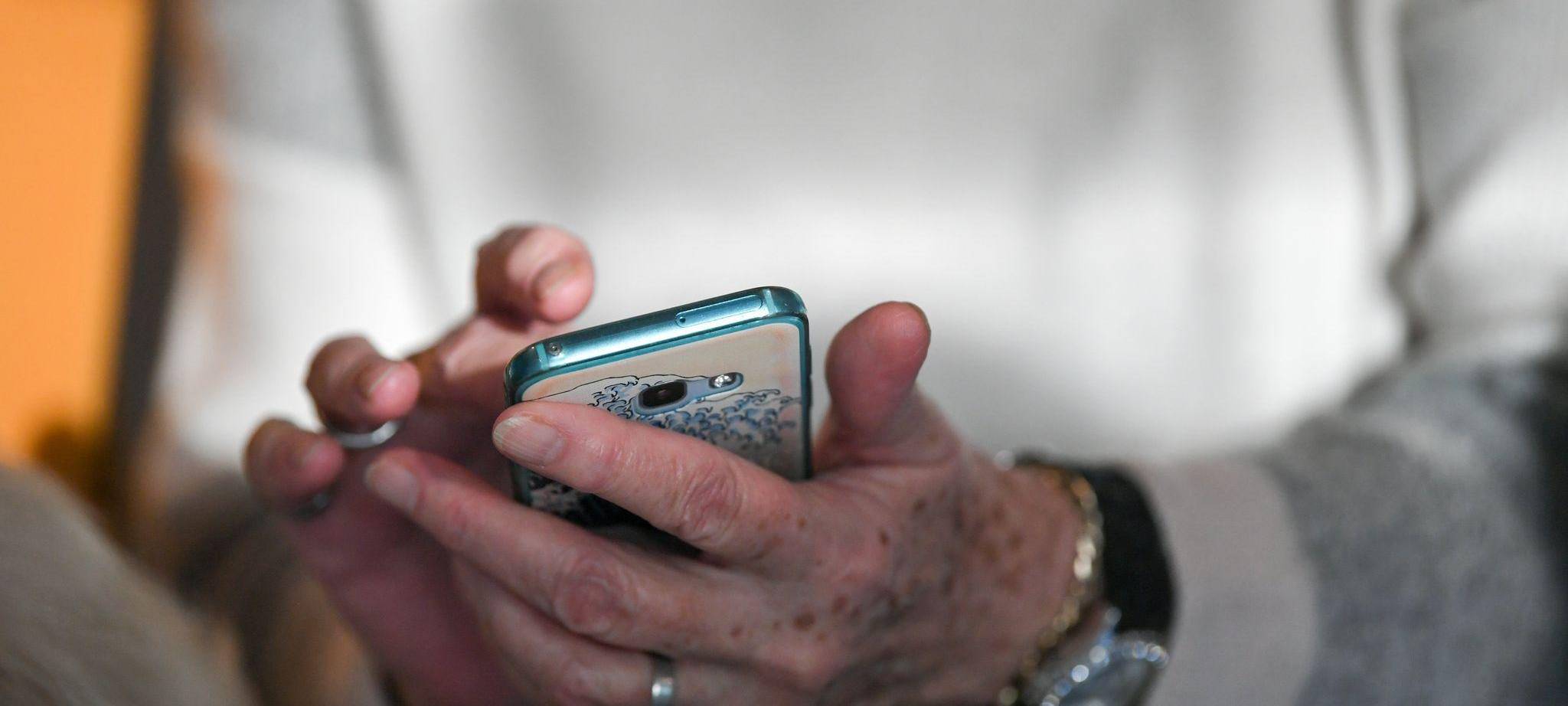 Senioren mit Smartphone