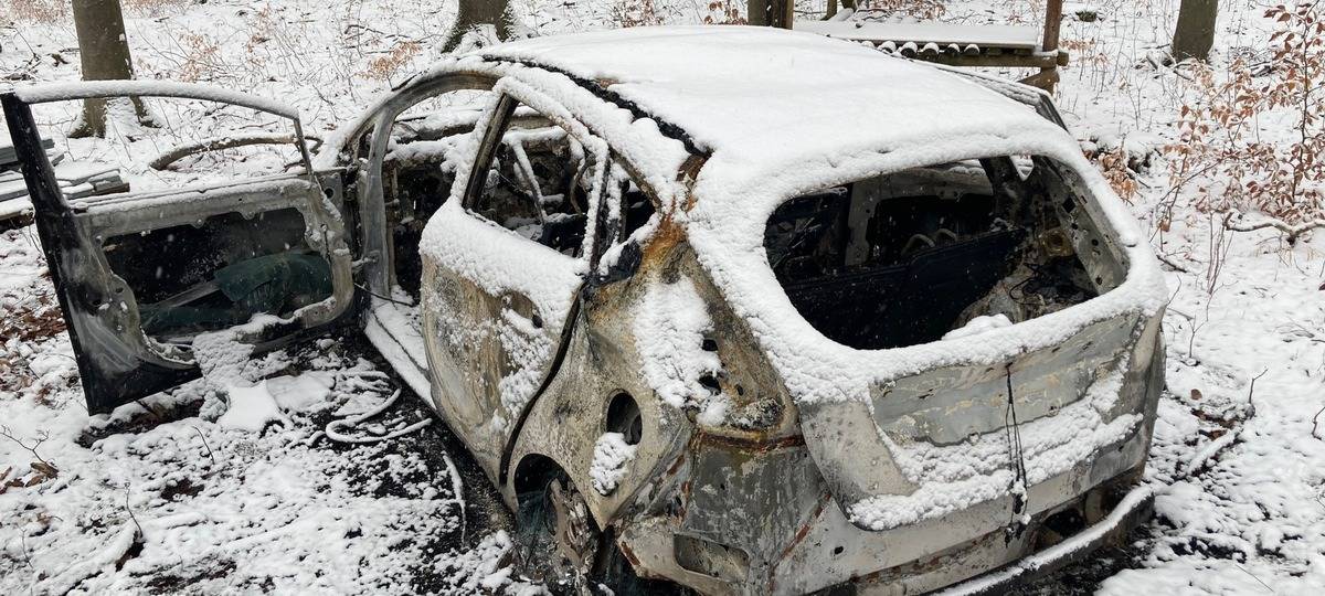Anröchte-Mellrich: Ausgebranntes Auto im Wald