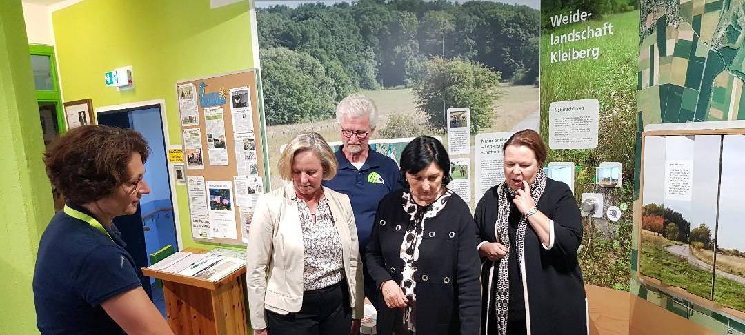 Leiterin Kerstin Heim-Zülsdorf (links) erklärt den Gästen aus der Politik das Landschaftsmodell.