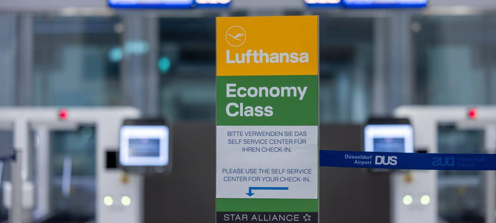 Leere Check-in-Schalter bei der Lufthansa