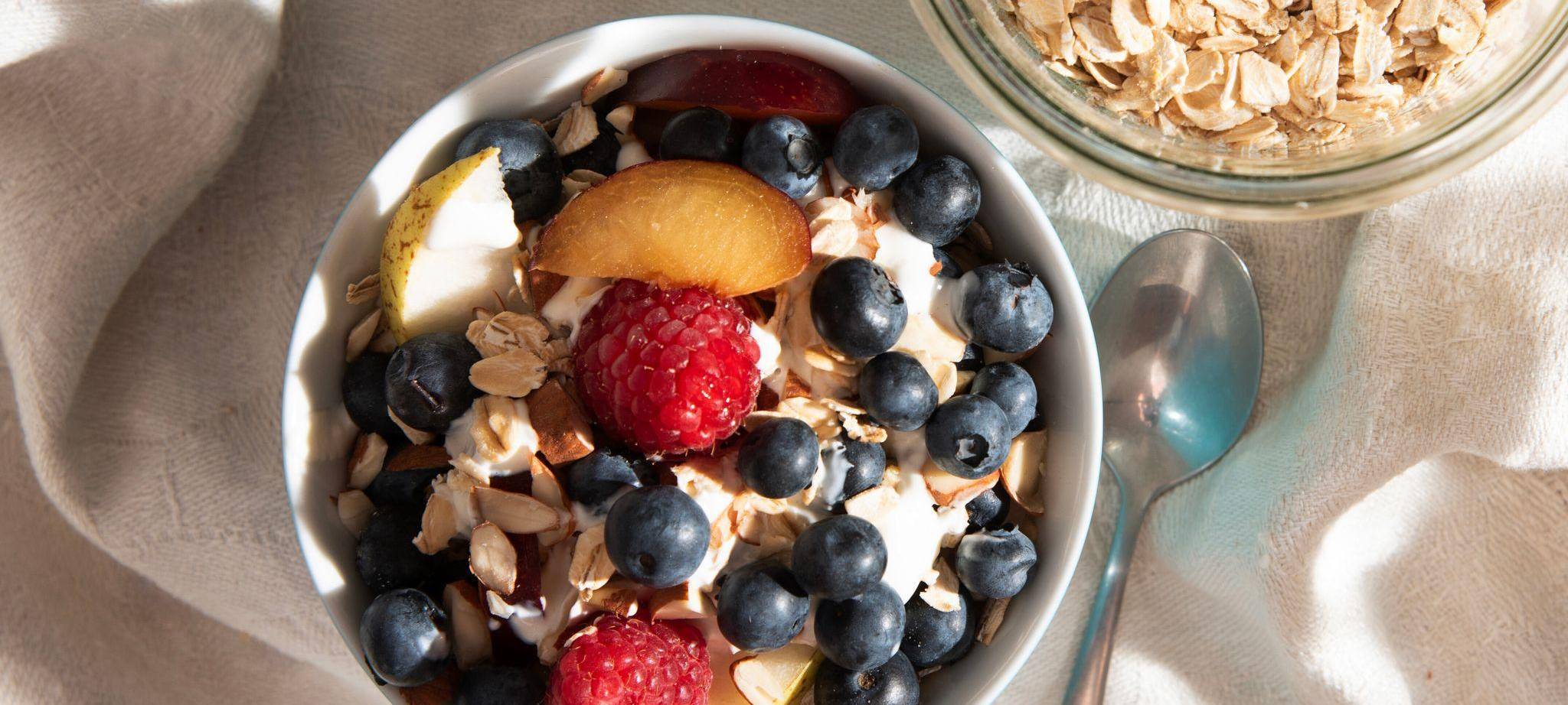 Frühstücksmüsli mit Obst in einer Schale