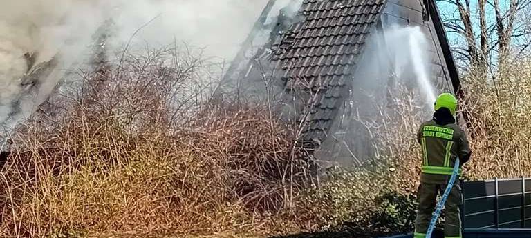 Dachstuhlbrand in Rüthen-Kallenhardt: Zwei Verletzte